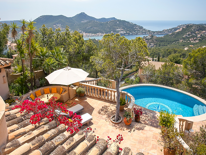 Mediterranean villa with beautiful view onto the sea and the mountains.