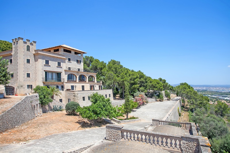 Royales Lebensgefühl auf 140.000m2 in ehemaligen Fürstenpalast und endlosem Blick über die Bucht von Palma.